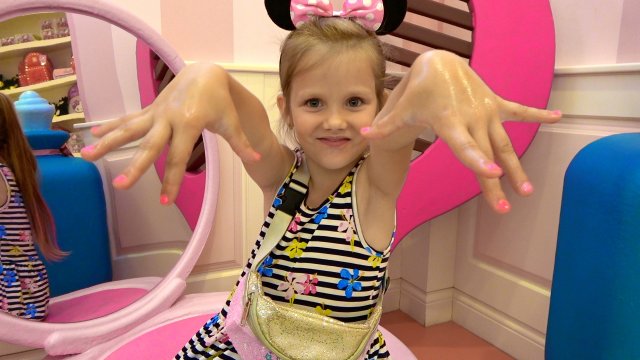 Милане делают маникюр !Детский Салон Красоты Hello Kitty. парк развлечений