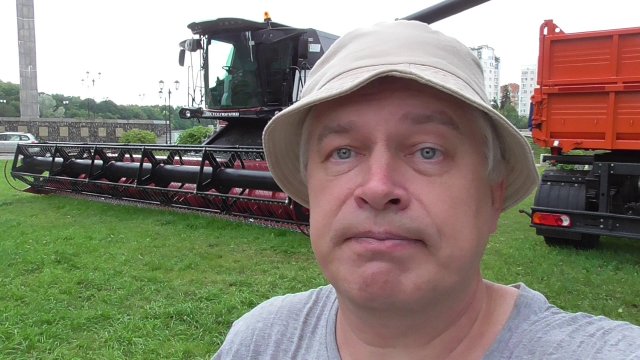 Видео про комбайн, трактор, прицеп. Набережная, город Орёл, 2023 год. Геннадий Горин