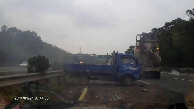 Бетономешалка замесила всех на дороге