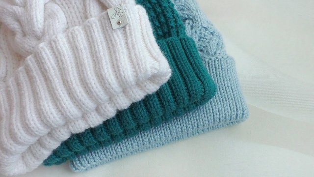 Резинка для шапок с красивым краем и ровными петлями.