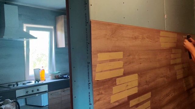 КЛЕИМ ЛАМИНАТ НА СТЕНУ И ПОТОЛОК, С ПОМОЩЬЮ КЛЕЙ ПЕНЫ TYTAN 60 секунд.