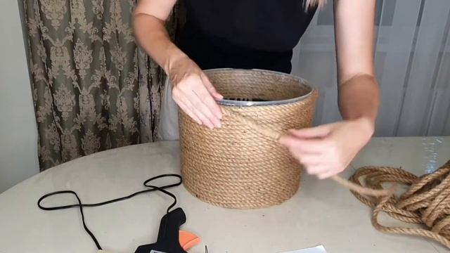 Цветочный горшок из пластмассового ведра и каната/джута.Flower pot made of plastic bucket and jute