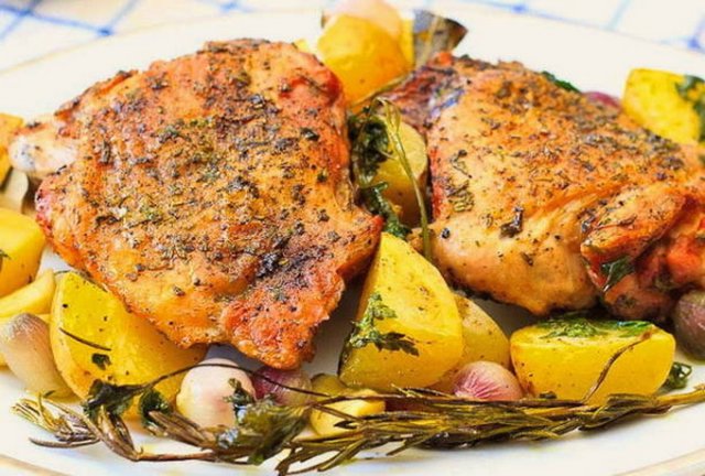 Куриные бёдра с картофелем и луком в духовке. Как приготовить куриные бёдра в духовке с картофелем.
