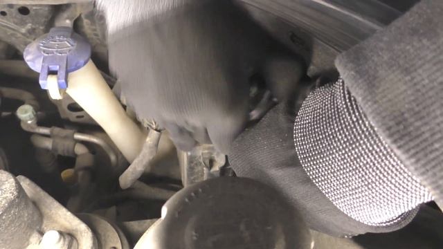 Перегорела лампа! Замена лампочки в фарах машины хендай солярис (ближний\дальний свет)