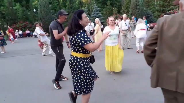 ПОМНИШЬ, ТЫ МНЕ СКАЗКУ ОБЕЩАЛ! ТАНЦЫ В ПАРКЕ ГОРЬКОГО ХАРЬКОВ СЧАСТЛИВЫЕ ДНИ.mp4