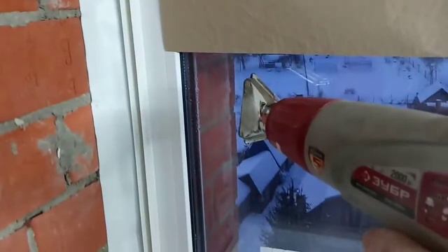 Как лучше приклеить ленту на пластиковых окнах к откосам.