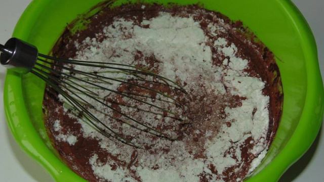 Шоколадные блины с вареной сгущенкой