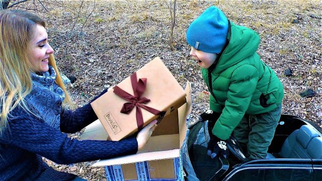 Макс привез подарок маме. Видео для малышей.