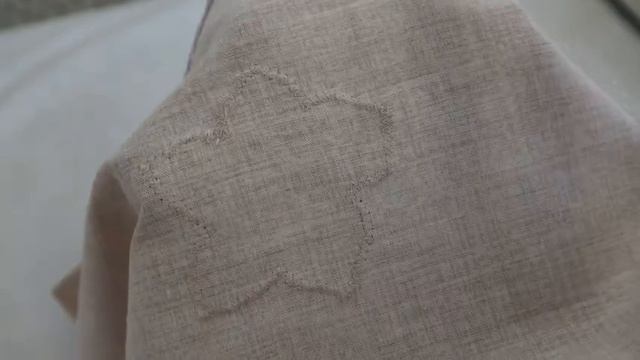 Мне надоело, что старый тюль без дела лежит в кладовке, а выкинуть жалко. Разрезала его и сшила поле