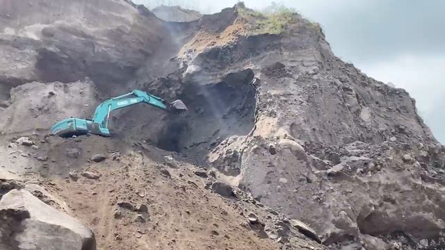 Экскаватор Kobelco SK 200 в песчаной шахте