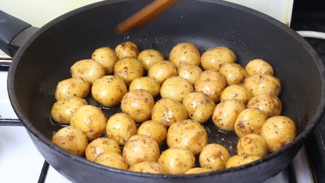 СУПЕР вкусная молодая картошечка с чесноком на сковороде!