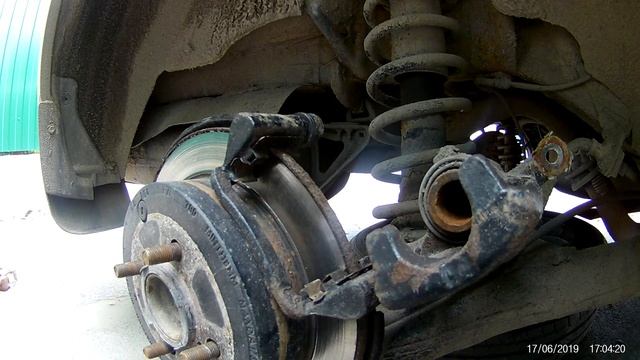 Как поменять задние тормозные колодки Toyota Corolla E120