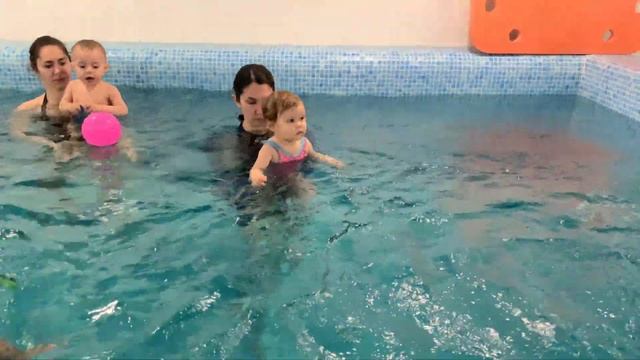 Baby Swimming Babies love swimming underwater-Обучение плаванию в бассейне для детей(Курсы ,занятия