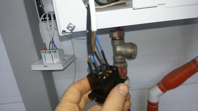 Терморегулятор электрического теплого пола для управления отопительным котлом.