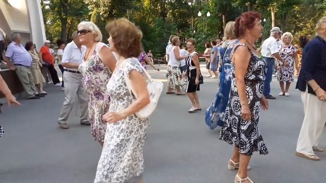 С РОЗОЮ КРАСИВОЮ!??_ТАНЦЫ В ПАРКЕ ГОРЬКОГО ХАРЬКОВ АВГУСТ 2021.mp4