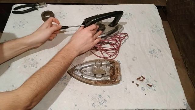 РАЗБИРАЕМ СТАРЫЙ СОВЕТСКИЙ УТЮГ В МЕТАЛЛОМ. ЧТО В НЕМ ЕСТЬ?