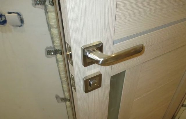 Установка двери в ванную. Ремонт ванной комнаты под ключ, видео 5