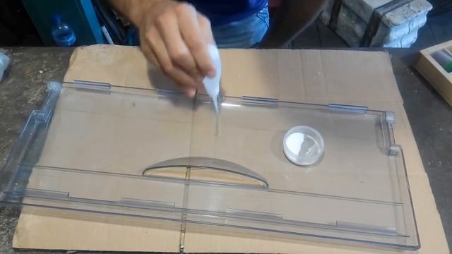 Как клеить пластик содой с супер клеем/Лопнула дверца морозильной камеры