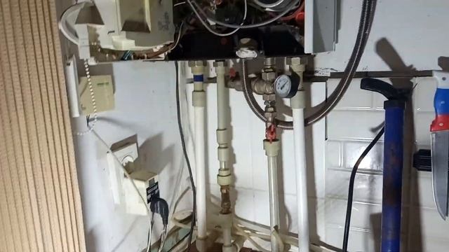 Падает давление в двухконтурном котле, капает вода с крана подпитка. Проблема решаема