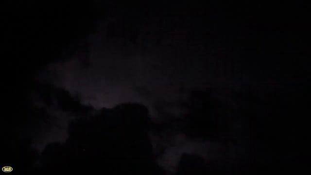 Молнии в ночном небе