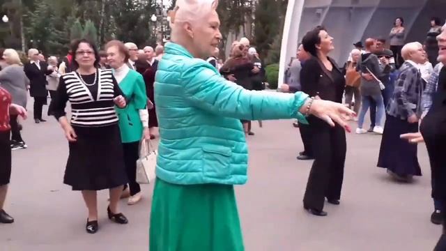 НЕДОЛЮБИЛА! КРАСИВЫЙ ТАНЕЦ В ПАРКЕ ГОРЬКОГО ХАРЬКОВ