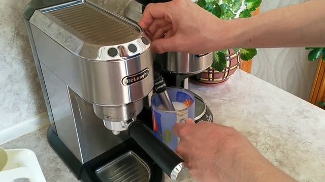 Готовим капучино на кофеварке DELONGHI EC685  Making a cappuccino with a DELONGHI EC685 coffee make