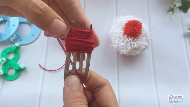 Как быстро сделать маленький помпон - помпон на вилке.