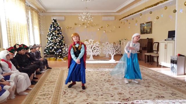Танец Эльзы и Анны.
