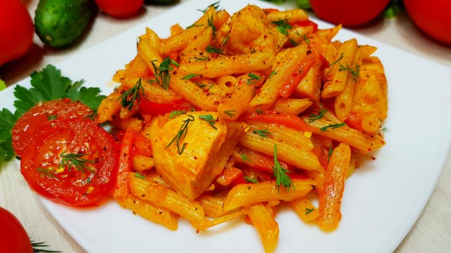 Вкусный и сытный ужин. Макароны с мясом и овощами в томатном соусе на сковороде – устоять невозможно