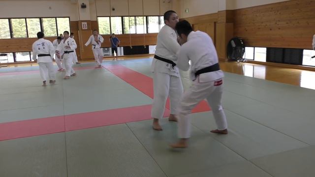 高校生と練習する師匠に密着するのが私の使命