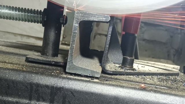 Пилим металл отрезной пилой ПОМ-355 с диском Зубр Металлорез