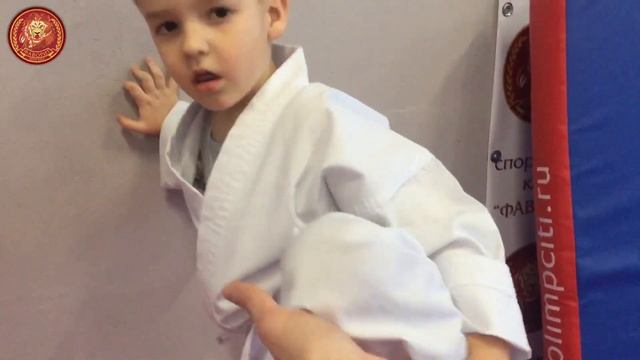 Тренировка группы начальной подготовки по каратэ.