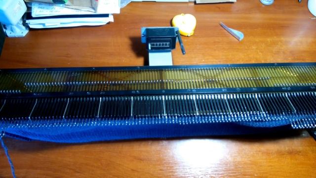 Детская вязаная шапочка с ушками на однофантурной вязальной машине.