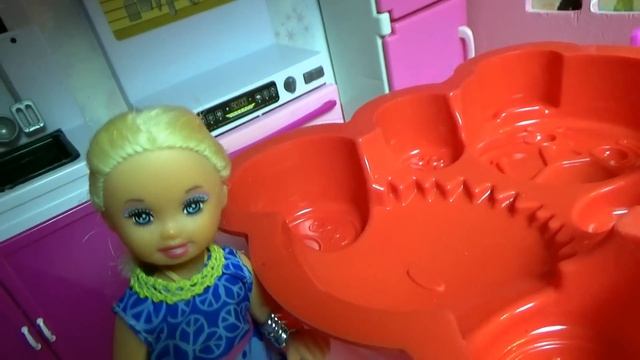 ЖЕЛЕЙНЫЙ МЕДВЕДЬ НА УЖИН. КАТЯ И МАКС ВЕСЕЛАЯ СЕМЕЙКА #Мультики с куклами #Барбимультики