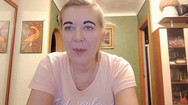 ЧуднАя женщина красит брови?