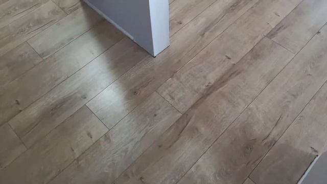 Почему необходимо выставлять зазор между ламинатом и стеной