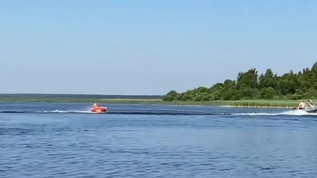На ватрушке за лодкой ПВХ с мотором 9,9