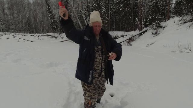 Зимняя рыбалка на хариуса под конец декабря 2022. В поиске хариуса. Этот хорёк сделал всю рыбалку.