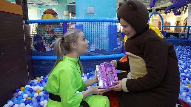 Алиса Шоу - Алиса и Медведь играбт в парке Тейкабум и ищут сюрпризы - куклы BFF