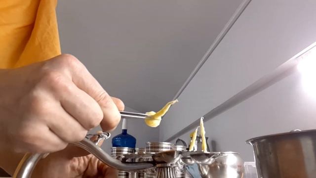 Один из способов установки фитильков для пуджи, арати в лампаду.