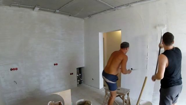 Нанесение шпаклевки с помощью валика