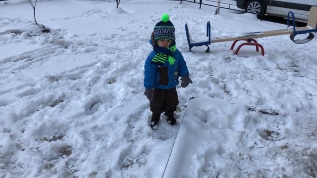 Зимняя детская площадка, катаемся на горке и качеле