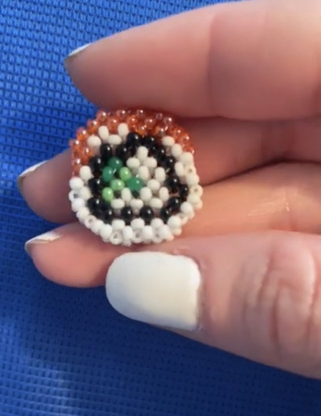 Суши из бисера фигурка в технике крестик