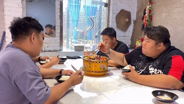 新工作室规划完，猴哥犒赏大伙做“干锅牛鞭”，配上米饭吃的太美！【胖猴仔】