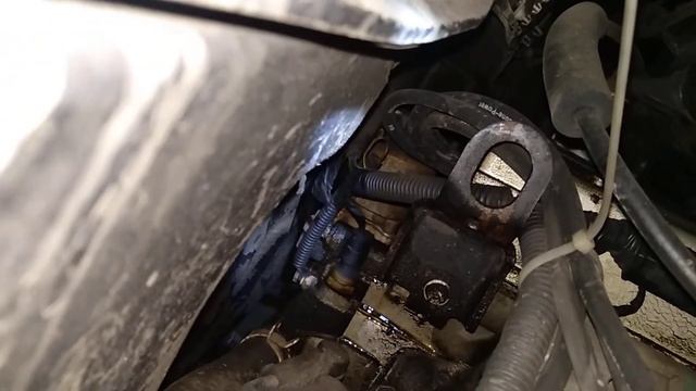 Где находятся датчик включения вентилятора и показания температуры Опель Фронтера б 2.2 бензин.