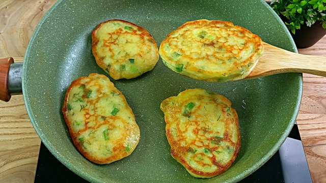 Картофельные оладьи с зеленью. Просто, сытно и вкусно