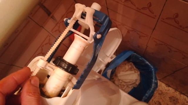 Сломался унитаз?Регулировка работы сливного бачка унитаза.Впускной и сливной клапан бачка унитаза.
