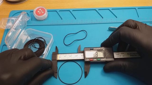 Уплотнительные кольца и силикон под крышки часов.