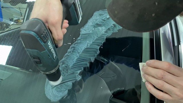 РЕАЛЬНЫЙ ОПЫТ УДАЛЕНИЕ ГЛУБОКОЙ ЦАРАПИНЫ НА ЛОБОВОМ СТЕКЛЕ СВОИМИ РУКАМИ -ПОЛИРОВКА АВТО СТЕКЛА