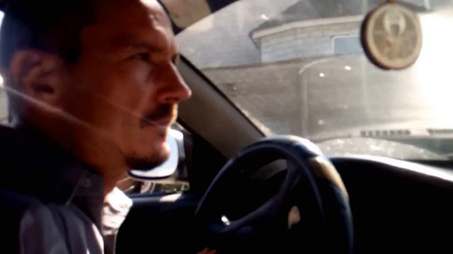 Инвалид без рук с легкостью преодолевает повседневные трудности в своей жизни